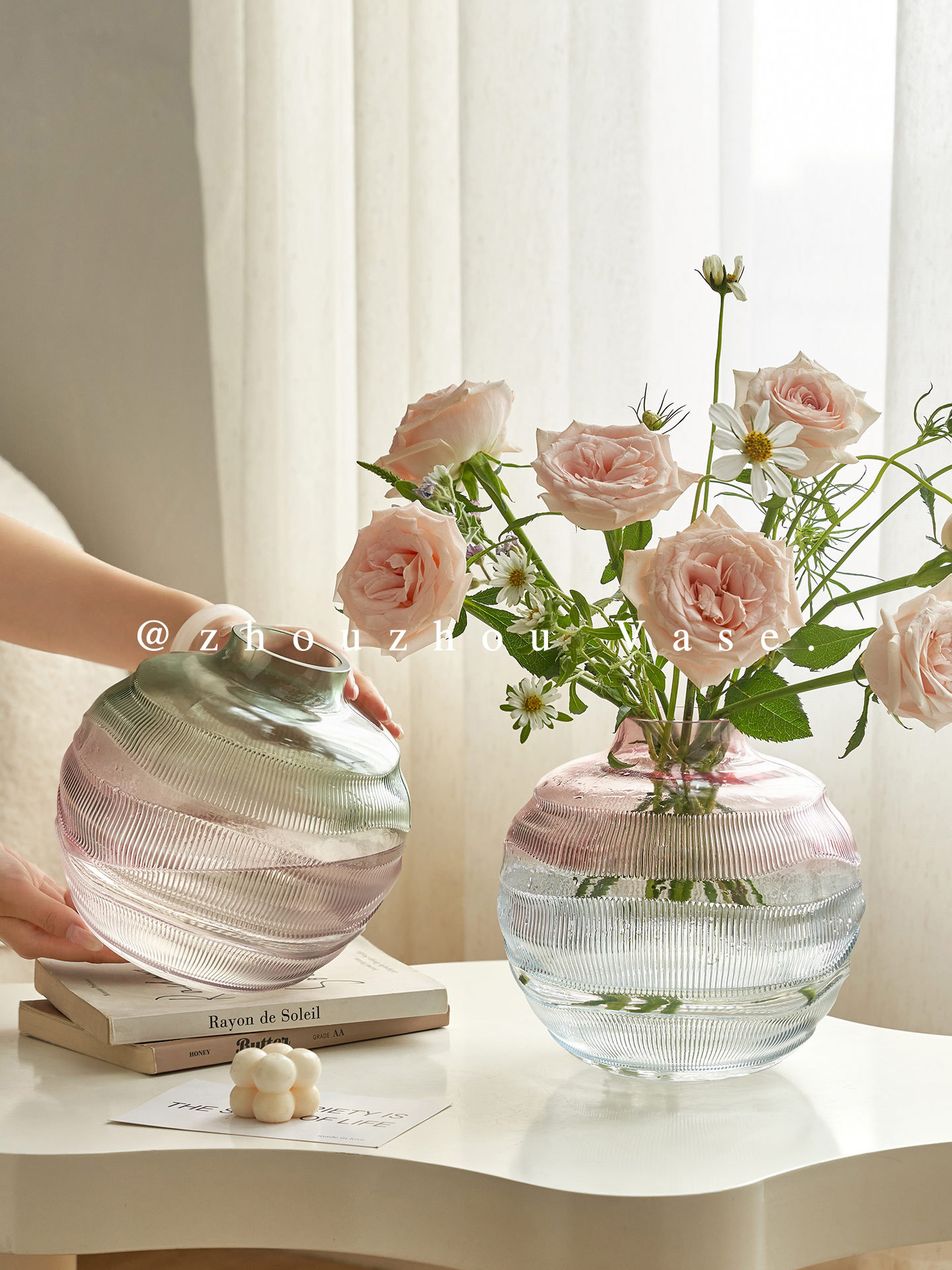 DTELM Artisan Handmade Two-Tone Gradient Glass Vase | Spherical Fluted Striped Modern Floral & Centerpiece Decor - 图片 4