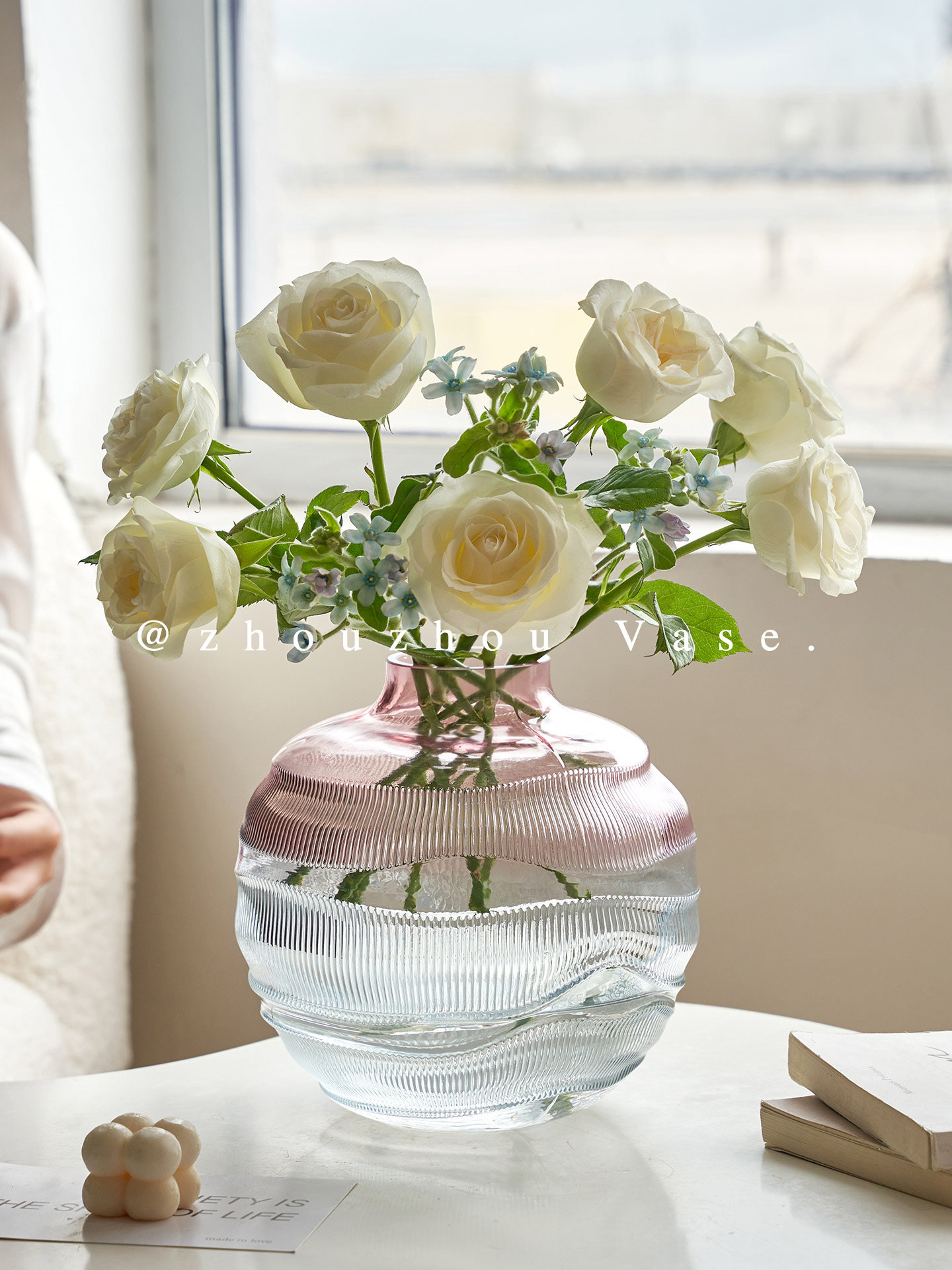 DTELM Artisan Handmade Two-Tone Gradient Glass Vase | Spherical Fluted Striped Modern Floral & Centerpiece Decor - 图片 6