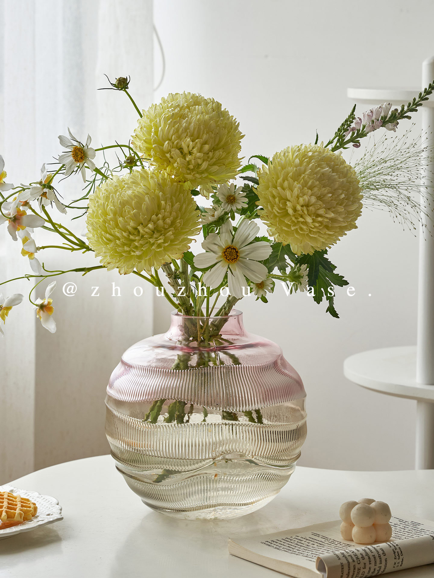 DTELM Artisan Handmade Two-Tone Gradient Glass Vase | Spherical Fluted Striped Modern Floral & Centerpiece Decor - 图片 5