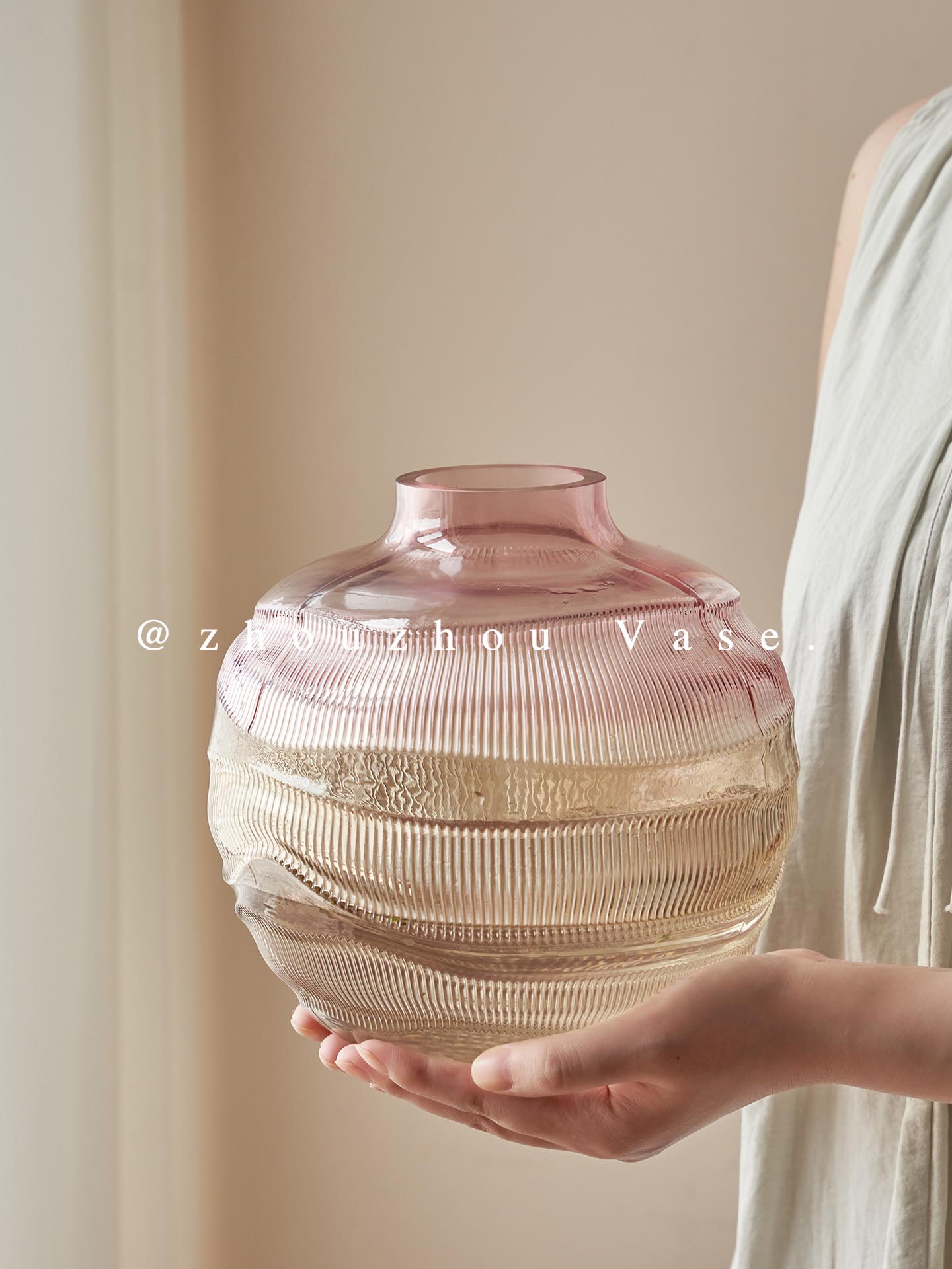 DTELM Artisan Handmade Two-Tone Gradient Glass Vase | Spherical Fluted Striped Modern Floral & Centerpiece Decor - 图片 2